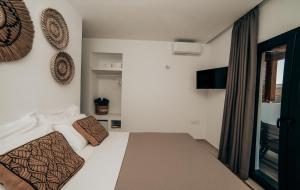 Postel nebo postele na pokoji v ubytování Ble Kythnos Suites