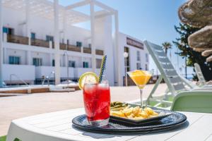 a drink and a plate of food on a table at Hotel Don Ignacio in San José