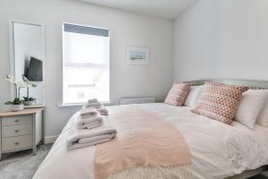 ein Schlafzimmer mit einem großen Bett mit Handtüchern darauf in der Unterkunft Finest Retreats - Belle House, Apt 5 in Filey