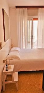 Postel nebo postele na pokoji v ubytování Le Petit Hotel