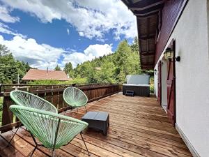 Balkon lub taras w obiekcie LES CIMES BLANCHES CLEDICIHOME Chalet 10 pers SPA & Grand terrain 4 MINUTES DES PISTES