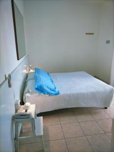 Postel nebo postele na pokoji v ubytování Le Petit Hotel