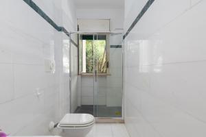 une salle de bain avec toilettes et douche en verre dans l'établissement Villa Coralia a 20mt dalle spiagge, à Torre Santa Sabina