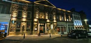 budynek z lampkami świątecznymi na boku w obiekcie Golden Lion Hotel w mieście Stirling