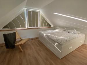 Säng eller sängar i ett rum på Apartment Židana marela - Attic with a View