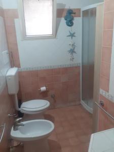 een badkamer met een toilet en een douche bij Da Nonna Isa in Tropea