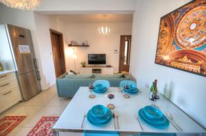 un soggiorno con tavolo e piatti blu di Charming 2 bedroom apartment close to Junior College ETUS1-1 a Msida