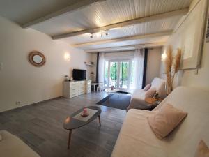 Televízia a/alebo spoločenská miestnosť v ubytovaní Port FREJUS T2 58m2 climatise avec terrasse, parki