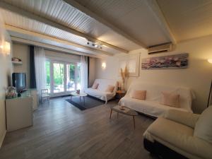 Posedenie v ubytovaní Port FREJUS T2 58m2 climatise avec terrasse, parki