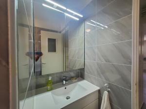 Kúpeľňa v ubytovaní Port FREJUS T2 58m2 climatise avec terrasse, parki + 17 fotografií