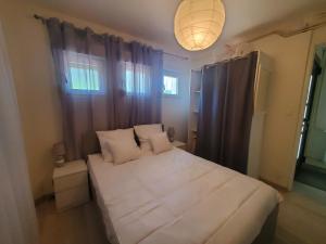Posteľ alebo postele v izbe v ubytovaní Port FREJUS T2 58m2 climatise avec terrasse, parki