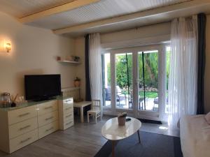 Televízia a/alebo spoločenská miestnosť v ubytovaní Port FREJUS T2 58m2 climatise avec terrasse, parki
