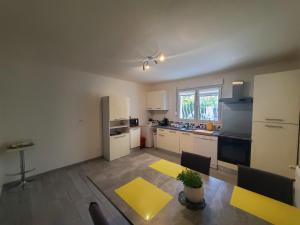 Kuchyňa alebo kuchynka v ubytovaní Port FREJUS T2 58m2 climatise avec terrasse, parki