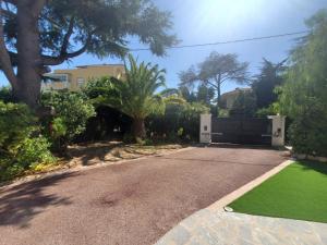 Vonkajšia záhrada v ubytovaní Port FREJUS T2 58m2 climatise avec terrasse, parki