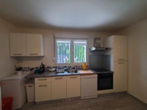 Kuchyňa alebo kuchynka v ubytovaní Port FREJUS T2 58m2 climatise avec terrasse, parki