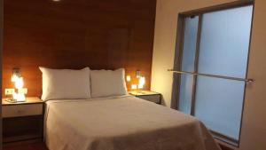 Un dormitorio con una cama grande y una ventana en Estela de Oro Hotel Boutique, en Arequipa