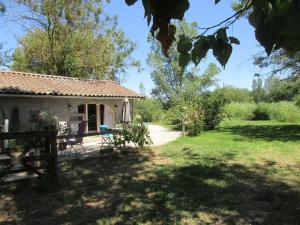 Ce cottage dispose d'un jardin et d'une cour avec une clôture. dans l'établissement Espace Nature Studio indépendant proche du Parc des oiseaux, à Sainte-Olive