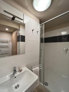 een badkamer met een wastafel en een douche bij Ciasa Andy in Badia +41 foto's