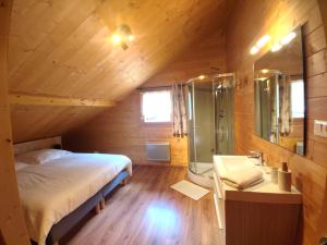 Kúpeľňa v ubytovaní ⁂⁂ LE NID DE PIERRE & JULIE [CLEDICIHOME] 2 pas du centre ville / SPA & TERASSE AMENAGEE ⁂⁂