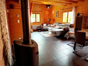salon z piecem opalanym drewnem w kabinie w obiekcie ⁂⁂ LE NID DE PIERRE & JULIE [CLEDICIHOME] 2 pas du centre ville / SPA & TERASSE AMENAGEE ⁂⁂ w mieście La Bresse +26 zdjęć