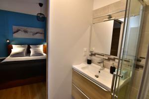 Posteľ alebo postele v izbe v ubytovaní Le 46 - T2 rénové, confortable proche centre-ville