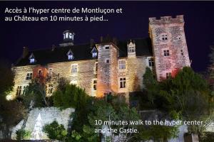 un gran castillo iluminado por la noche en Le 46 - T2 rénové, confortable proche centre-ville en Montluçon