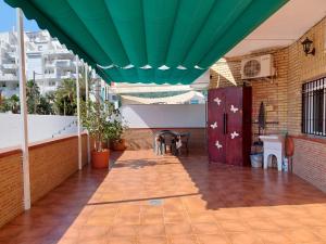 Habitación con techo verde y patio. en Apartamento Sirena, en Almuñécar