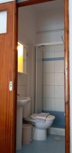 łazienka z toaletą i umywalką w obiekcie FAROS w mieście Ajos Nikolaos