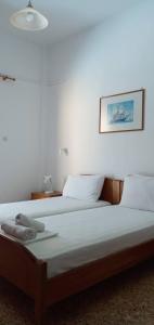 sypialnia z 2 łóżkami i zdjęciem na ścianie w obiekcie FAROS w mieście Ajos Nikolaos