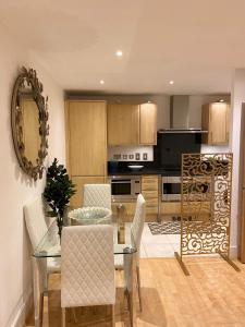 a kitchen with a glass table and a dining room at Fabulous 2 bed apartment in Vauxhall in London