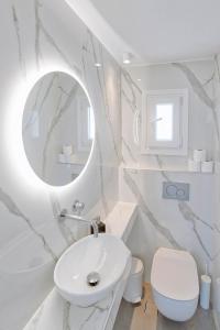 Koupelna v ubytování Nautica suites - Grand Suite with jacuzzi + 30 fotografií