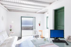Μια τηλεόραση ή/και κέντρο ψυχαγωγίας στο Avant Garde Suites