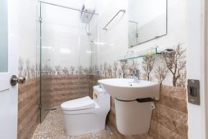 Koupelna v ubytování Gia Pham Hotel