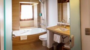 Koupelna v ubytování Hotel Mas Mariassa + 37 fotografií