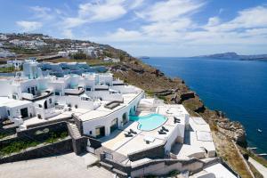 una vista aerea di un grande edificio bianco su una scogliera di Avant Garde Suites ad Akrotírion