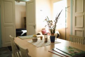 un tavolo di legno con un vaso di fiori sopra di Nõva Hostel a Nõva