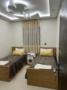 Ένα ή περισσότερα κρεβάτια σε δωμάτιο στο CASA SANYA RMEL Tetouane
