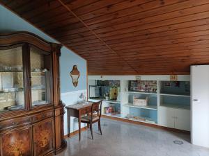 ein Esszimmer mit einem Tisch und einer Holzdecke in der Unterkunft Casa Consalvo in Pontecagnano