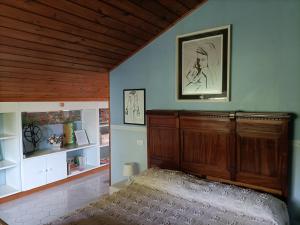 ein Schlafzimmer mit einem Bett und einem Bild an der Wand in der Unterkunft Casa Consalvo in Pontecagnano