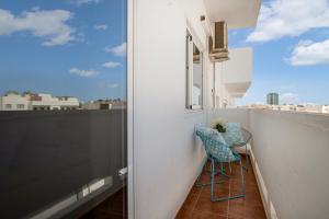 een balkon met 2 stoelen en uitzicht op de stad bij Casa Jenny in Arrecife