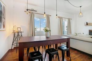 een woonkamer met een houten tafel en stoelen bij Casa Jenny in Arrecife