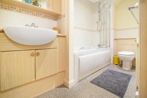 Bathroom sa Bannermill Place Apartments - Grampian Lettings Ltd