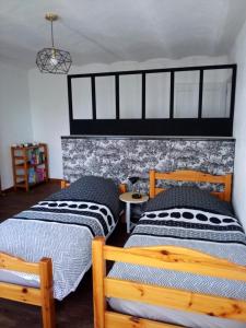 sypialnia z 2 łóżkami i stołem w obiekcie ferme rénovée campagne gap hautes alpes w mieście Gap