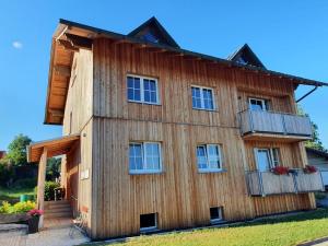 een houten huis met een gambrel dak bij Die Herberge in Mauth