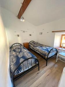 1 dormitorio con 2 camas en una habitación en Ferme Robin, en Marsaz