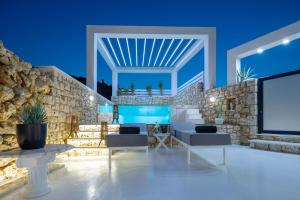 Bazén v ubytovaní Dion Villa - Pool & Jacuzzi - Sleeps 4 - Zakynthos alebo v jeho blízkosti