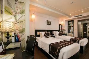 Postel nebo postele na pokoji v ubytování Hanoi Emotion Hotel + 37 fotografií