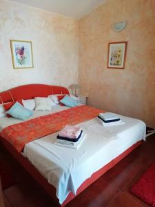 um quarto com uma cama grande com dois pratos em Apartment Branko em Drage