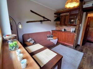 sala de estar con sofá y mesa en Apartament Górski Potok, en Karpacz
