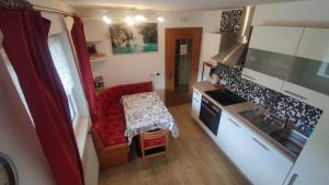 een keuken met een tafel bij Ciasa Andy in Badia